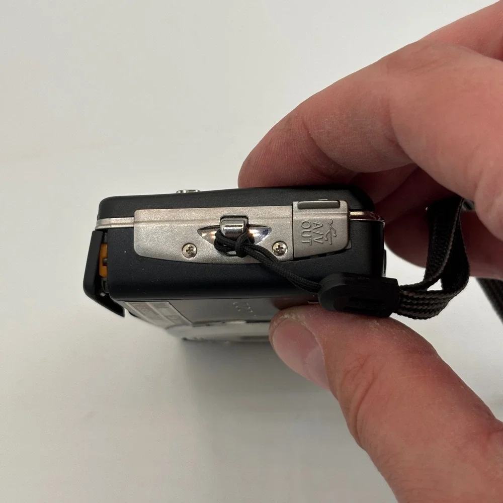 Nikon Coolpix Camera Bundle S560 Black‎ and S3000 Pink For Parts Repair